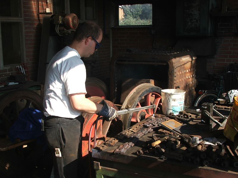 2009-09-27, Museumsbahn Weichenbau14.JPG